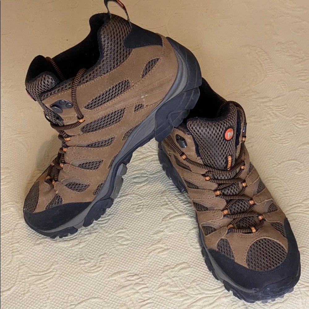 HIKING BOOT
